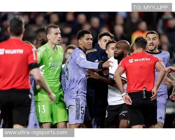 巴神的疯狂足球之旅揭秘他在绿茵场上的传奇与争议